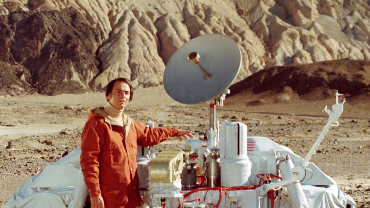 Carl Sagan med en modell av marslandaren Viking